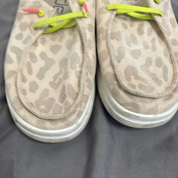 HEY DUDE WENDY RISE LEOPARD NEON BEIGE SNEAKER womens size10 - Picture 3 of 6